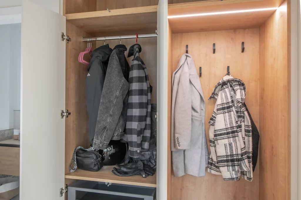 Garderobe mit Kleiderstange und Kleiderhaken